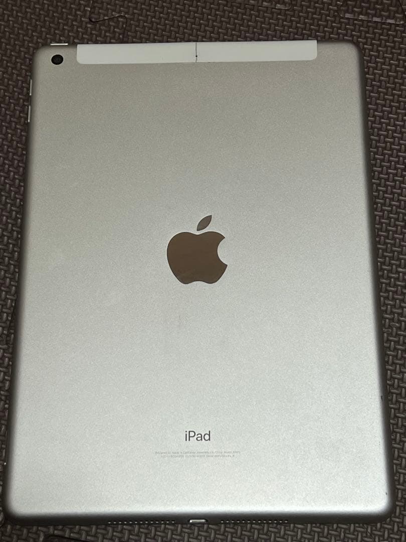 iPad 第5世代 32GB シルバー Wi-Fi + Cellularモデル