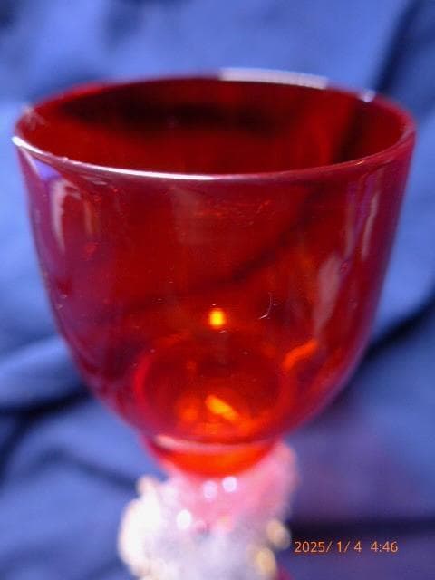 繊細で美しいヴェネチアングラスです。／赤色です