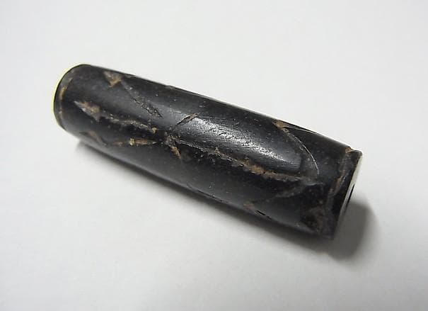 ★D2602★古代石 (264) 3.8㎝　彫刻　印章石　出土品