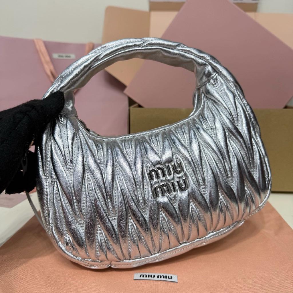 MIU MIU ワンダー マテラッセレザー ホーボーバッグ