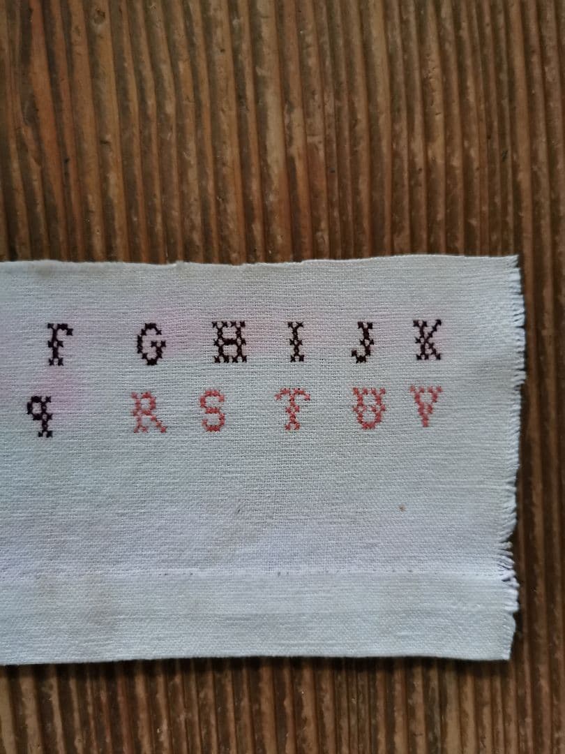 アンティークリネン アルファベットサンプラー イニシャル手刺繍 リバティ生地付