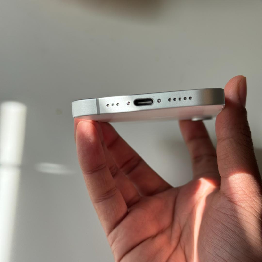 ひ*い様 【新品同様】iPhone 16e｜送料無料｜SIMフリー版　バッテリー