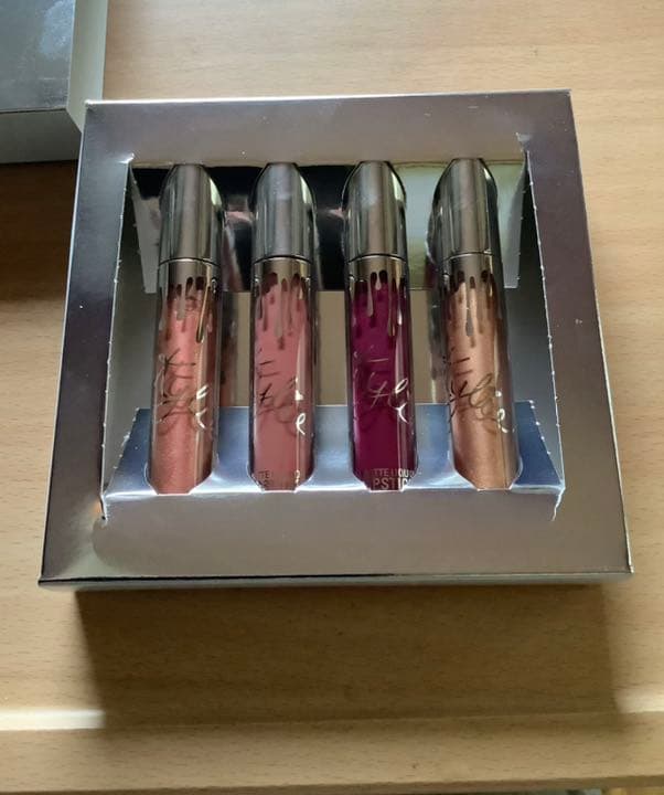 箱付き　カイリー コスメティックス　ホリデーコレクション　リップ　グロス
