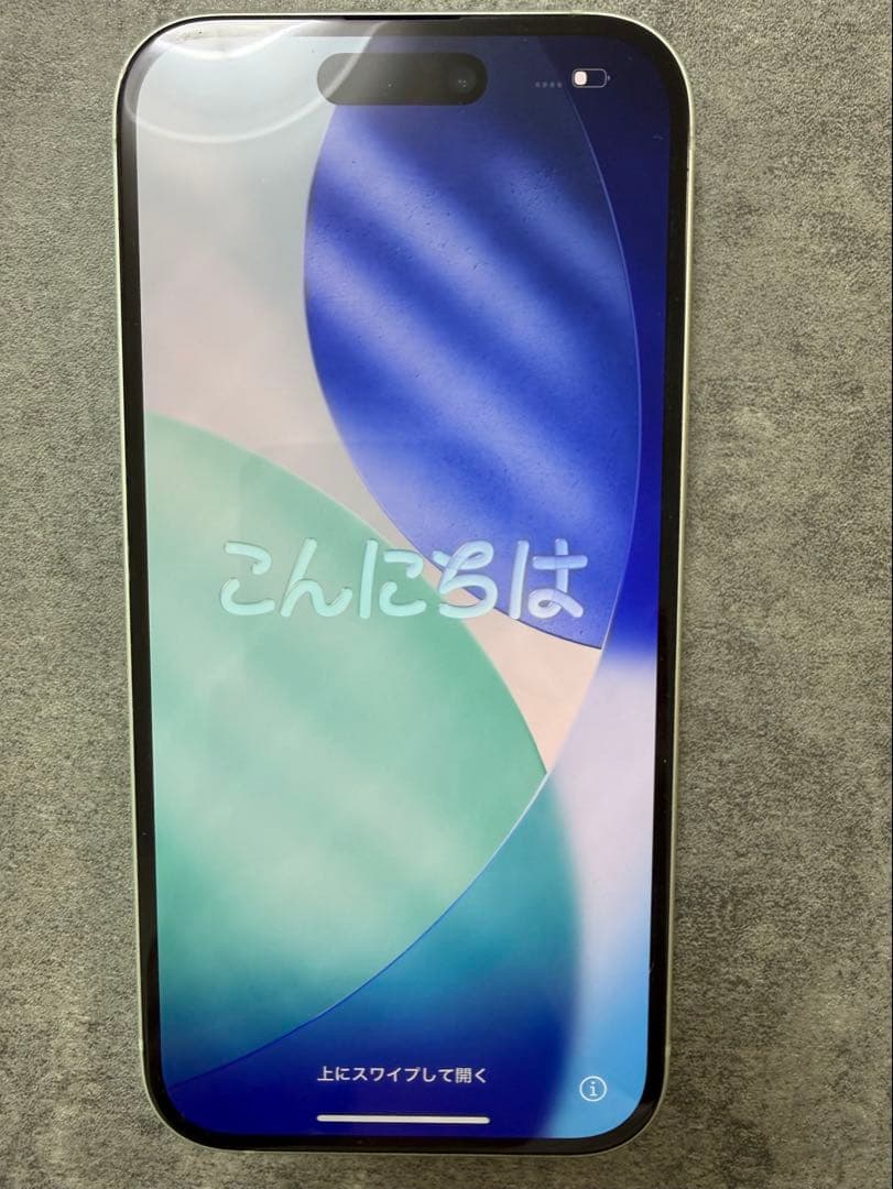 Apple iPhone 15 256GB グリーン 背面下部ヒビ　本体