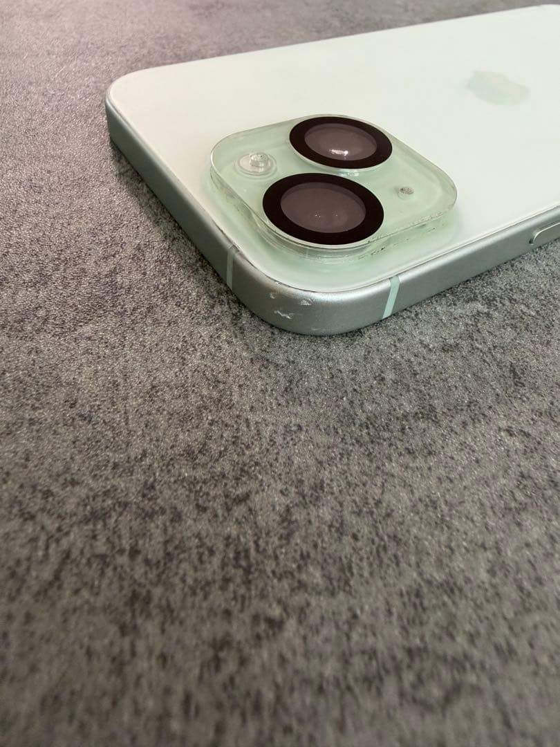 Apple iPhone 15 256GB グリーン 背面下部ヒビ　本体