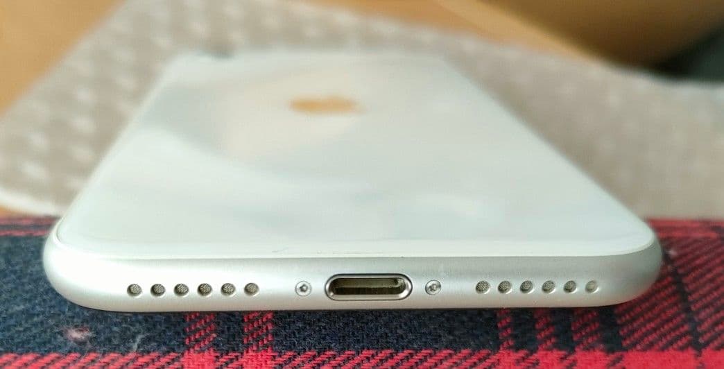 Apple iPhone SE (第2世代) ホワイト　64GB