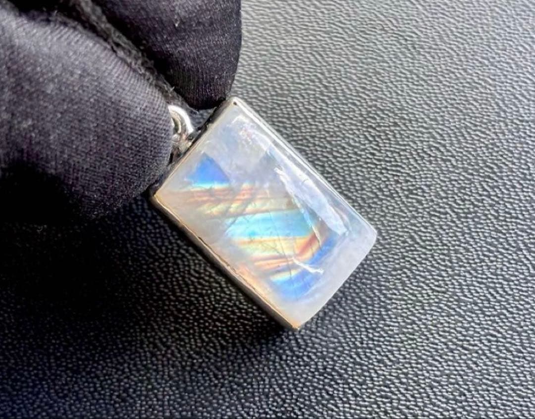 夢幻品質 月の女神が創造した愛の守護石　虹のロイヤルシャインブルームーンストーン