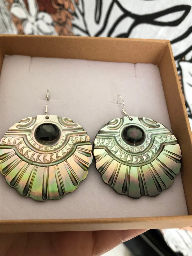 タヒチ産　黒蝶貝彫刻ピアス