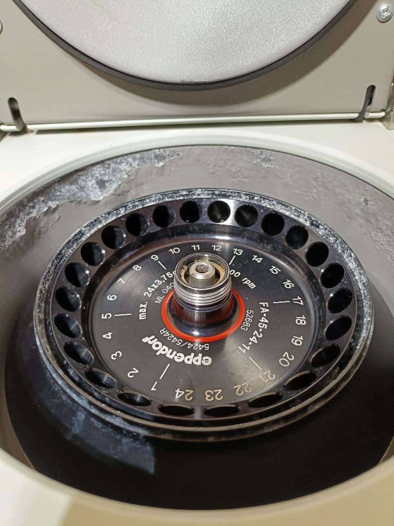 エッペンドルフ 卓上高速遠心機　遠心分離機　Centrifuge 5424