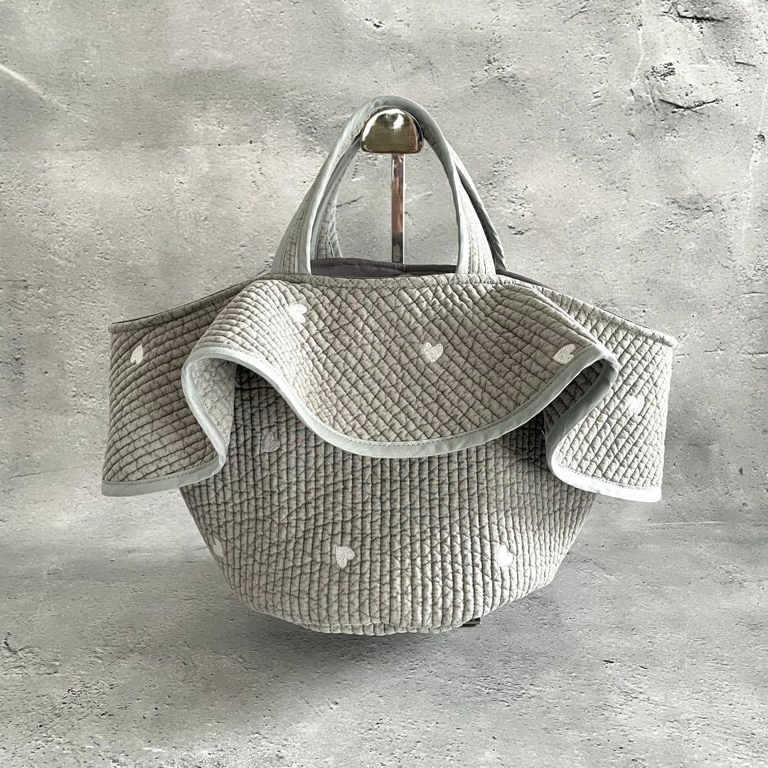 フレアフリル付き丸底マルシェバッグ　ヌビバッグ　ハート刺繍薄グレー　ハンドメイド