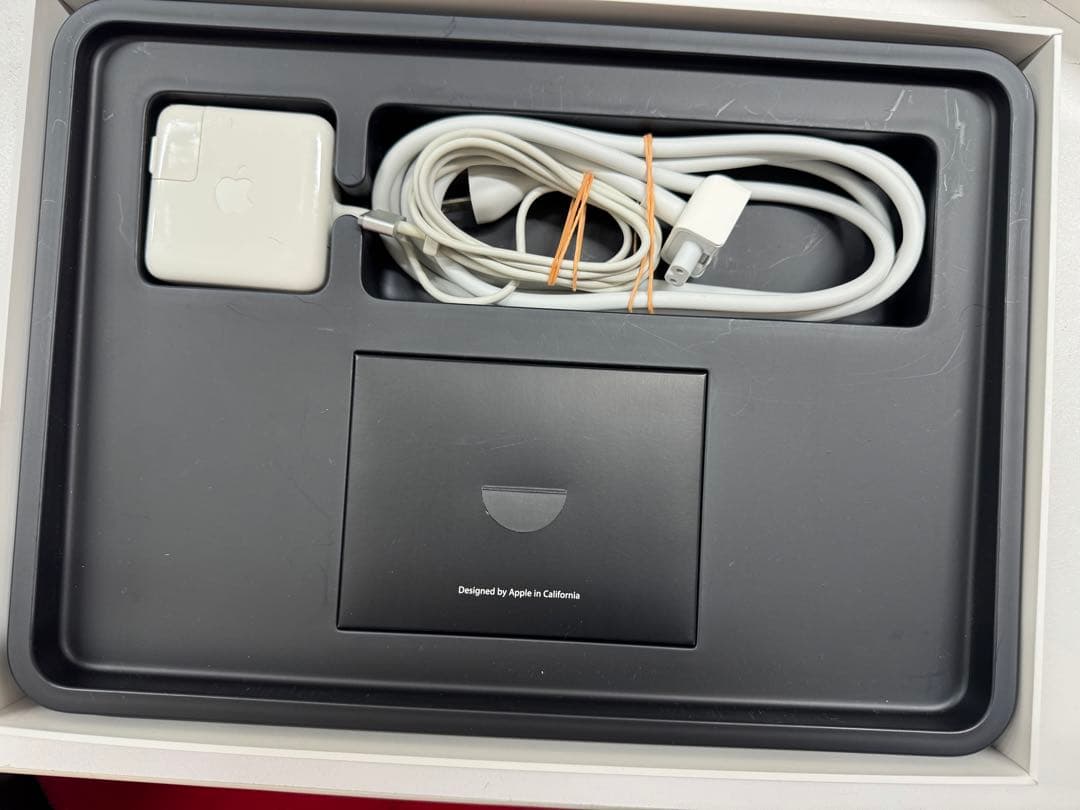 MacBook Air 13インチ　本体 充電器付き