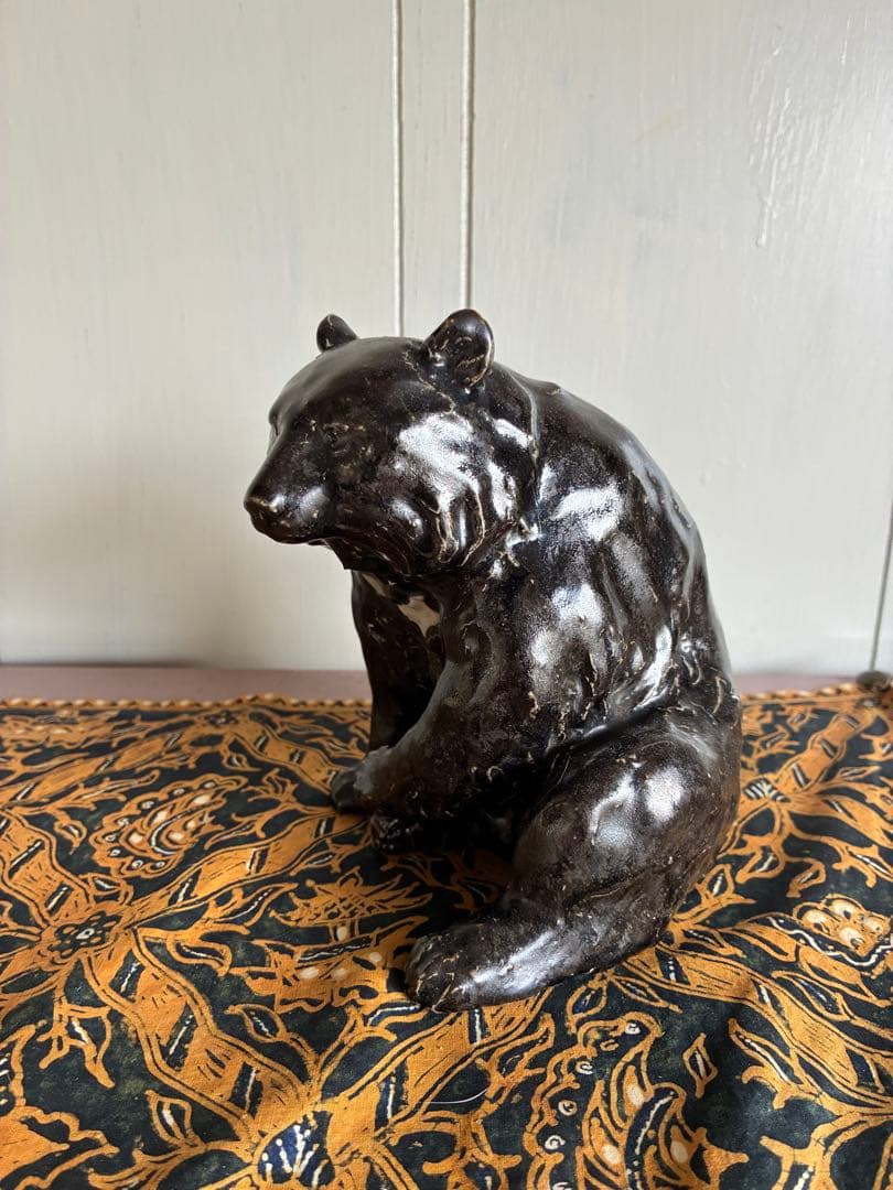黒色の座りクマの陶器置物