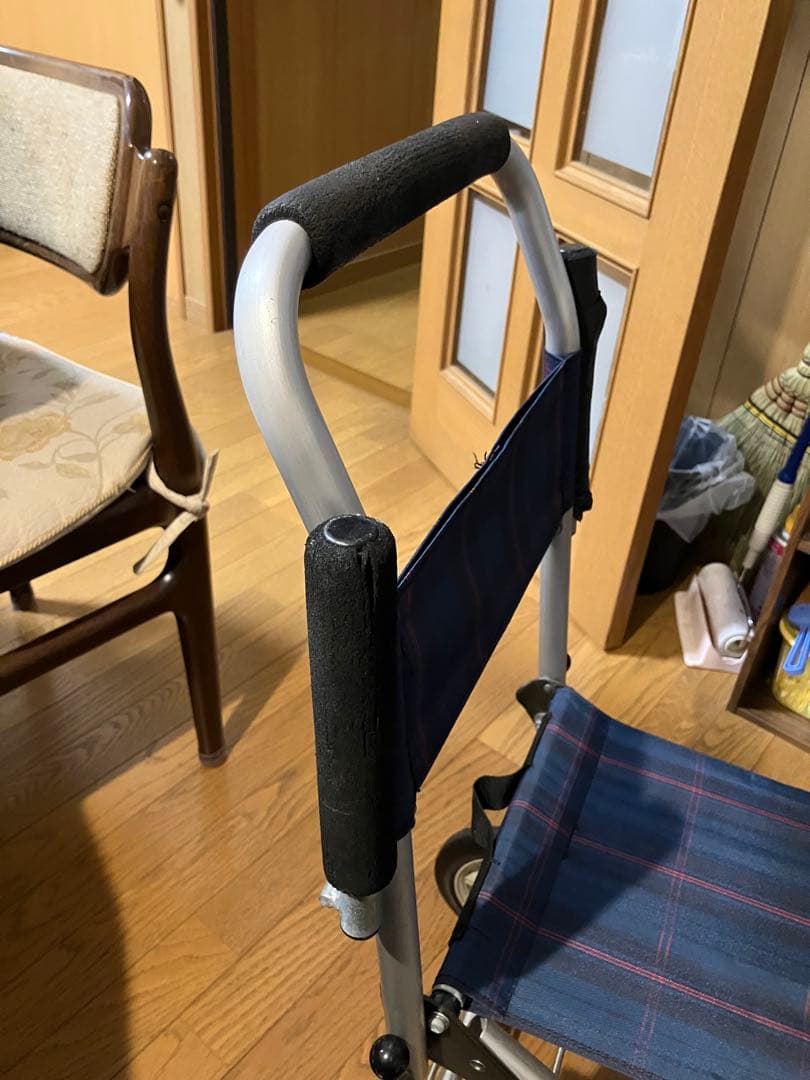 コンパクト軽量折りたたみ介助用車椅子