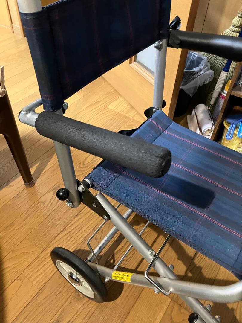 コンパクト軽量折りたたみ介助用車椅子