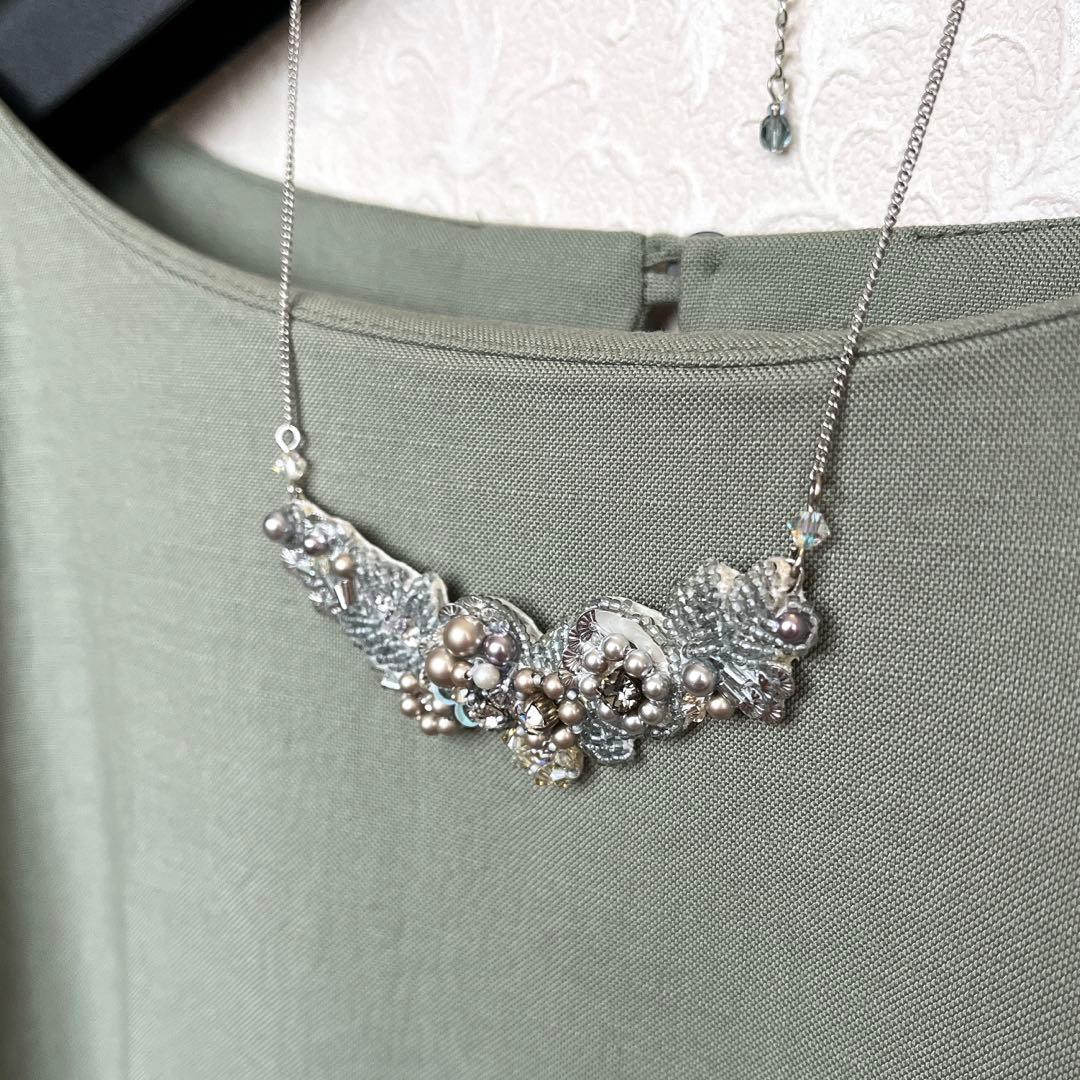 ビーズ刺繍ネックレス　野の花ネックレススワロフスキークリスタル　フラワーモチーフ