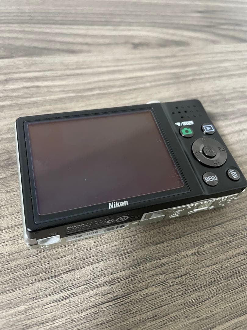 【美品】ポーチ付きNikon COOLPIX S570 シルバー