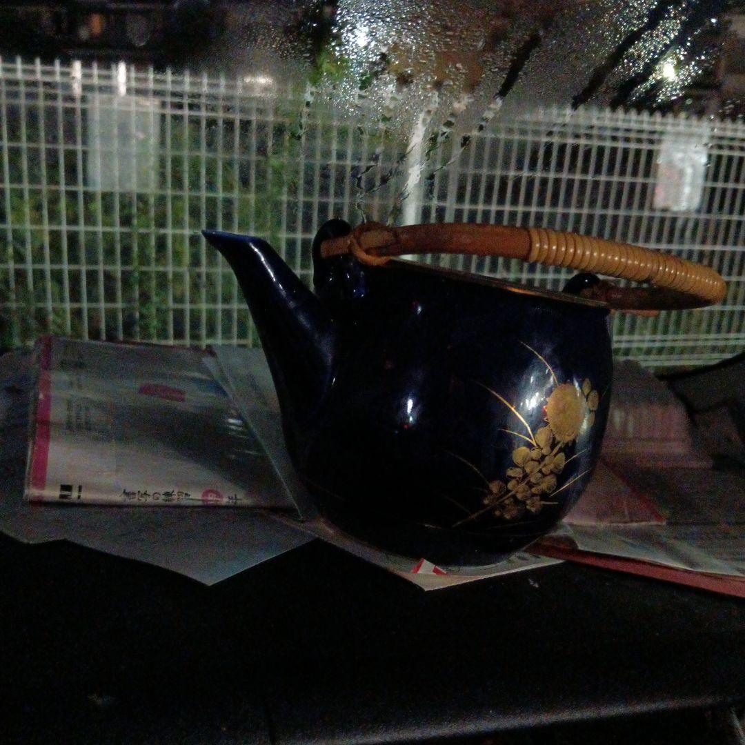 陶器製紺色ポット 金色の花模様