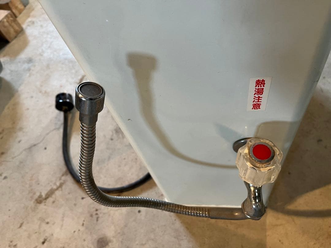 壁掛け式電気温水器　イトミック　ＥＷ－３０Ｎ４Ａ－ＪＬ　【ジャンク】
