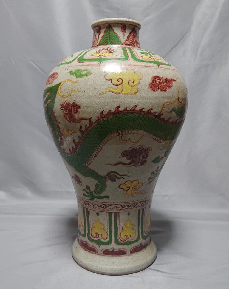 明　五彩青龍文瓶　萬歴年間　（1573～1619）　42.4㎝