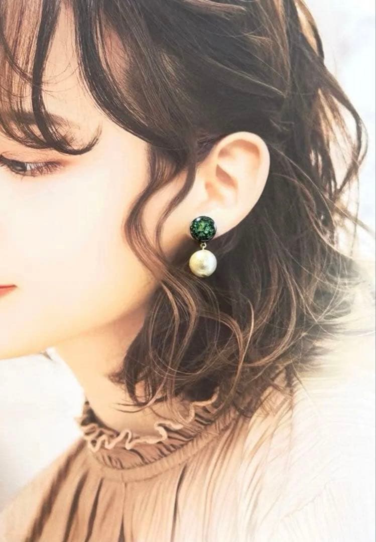 大ぶり　小ぶり　シンプルデザイン　カボション　ハンドメイド　蝶バネイヤリング