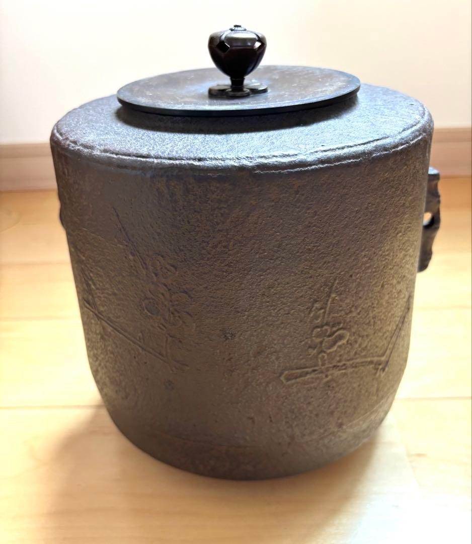 鋳鉄 茶釜 松竹梅紋 筒釜 寸筒 焼抜釜