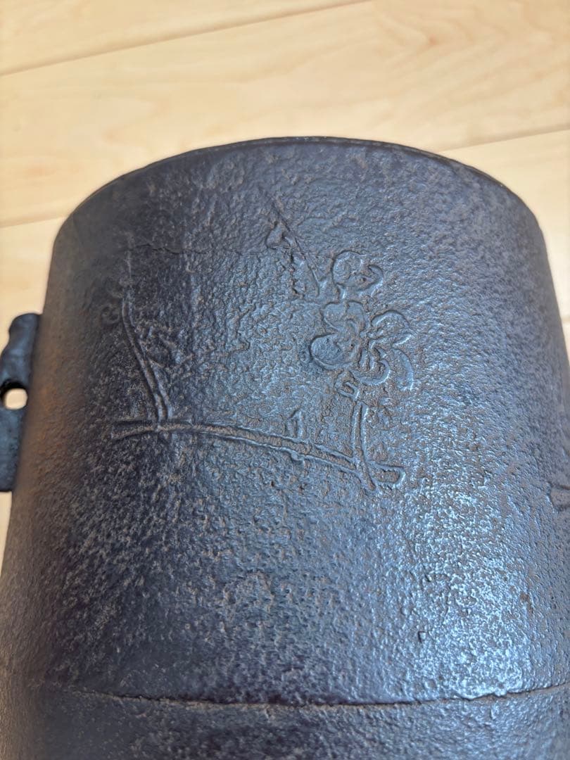 鋳鉄 茶釜 松竹梅紋 筒釜 寸筒 焼抜釜