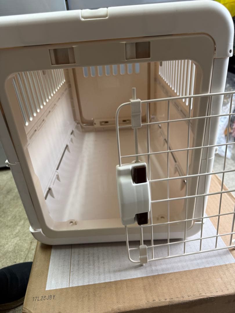 ホワイトプラスチック犬用ケージ