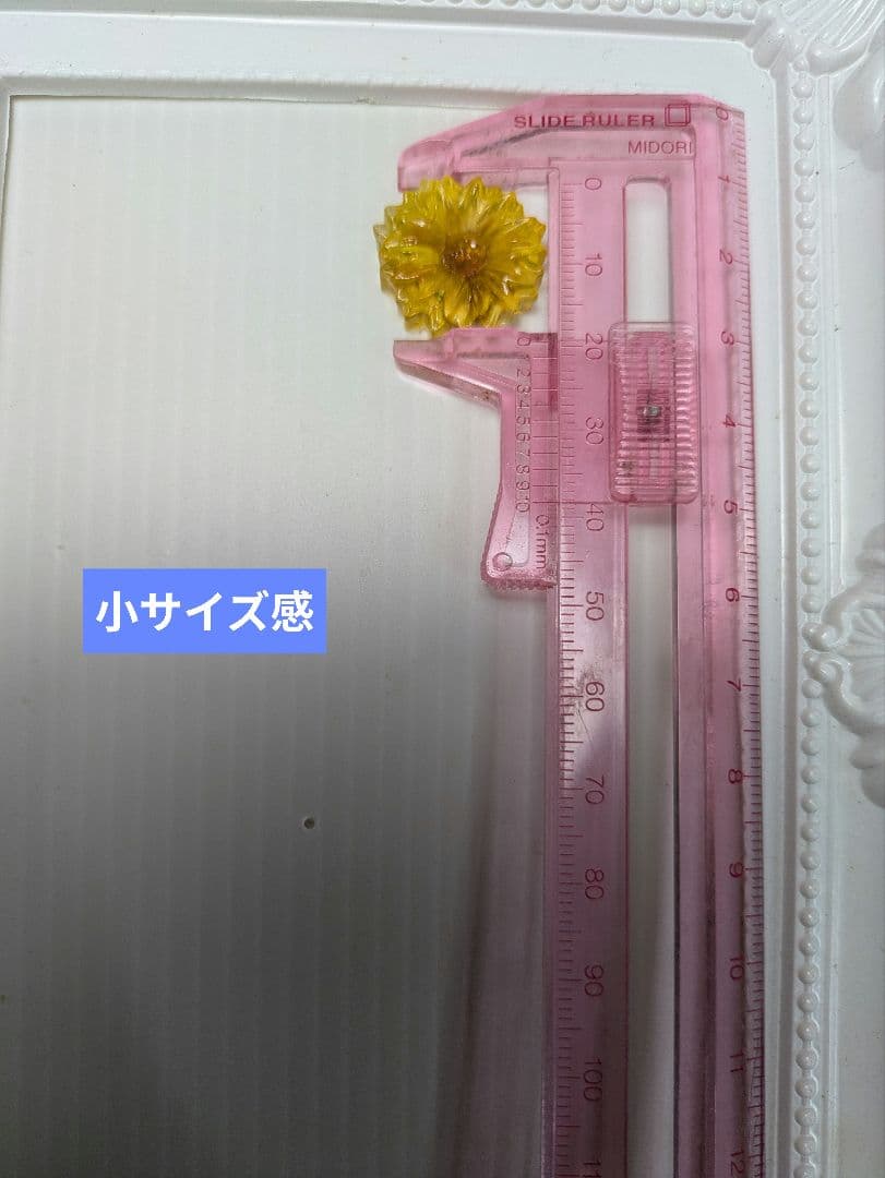 ひまわりデザインの樹脂製ピアス、小さめのサイズで可愛らしさを演出。小サイズ