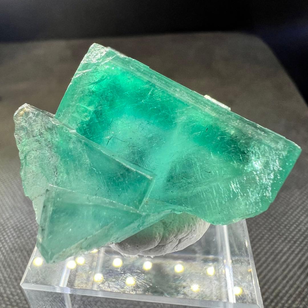 ヤオガンシャン産　「碧色」「ピクルスグリーン」フローライト　ゾーニング