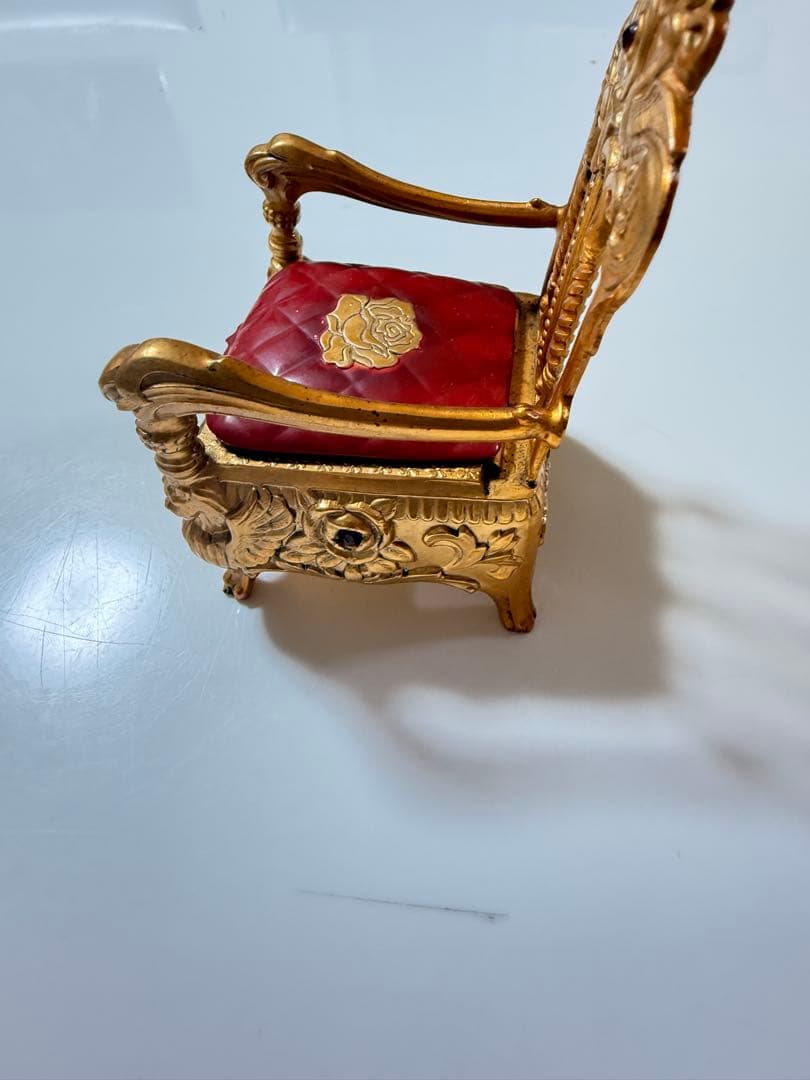 金色の王座型ミニチュア