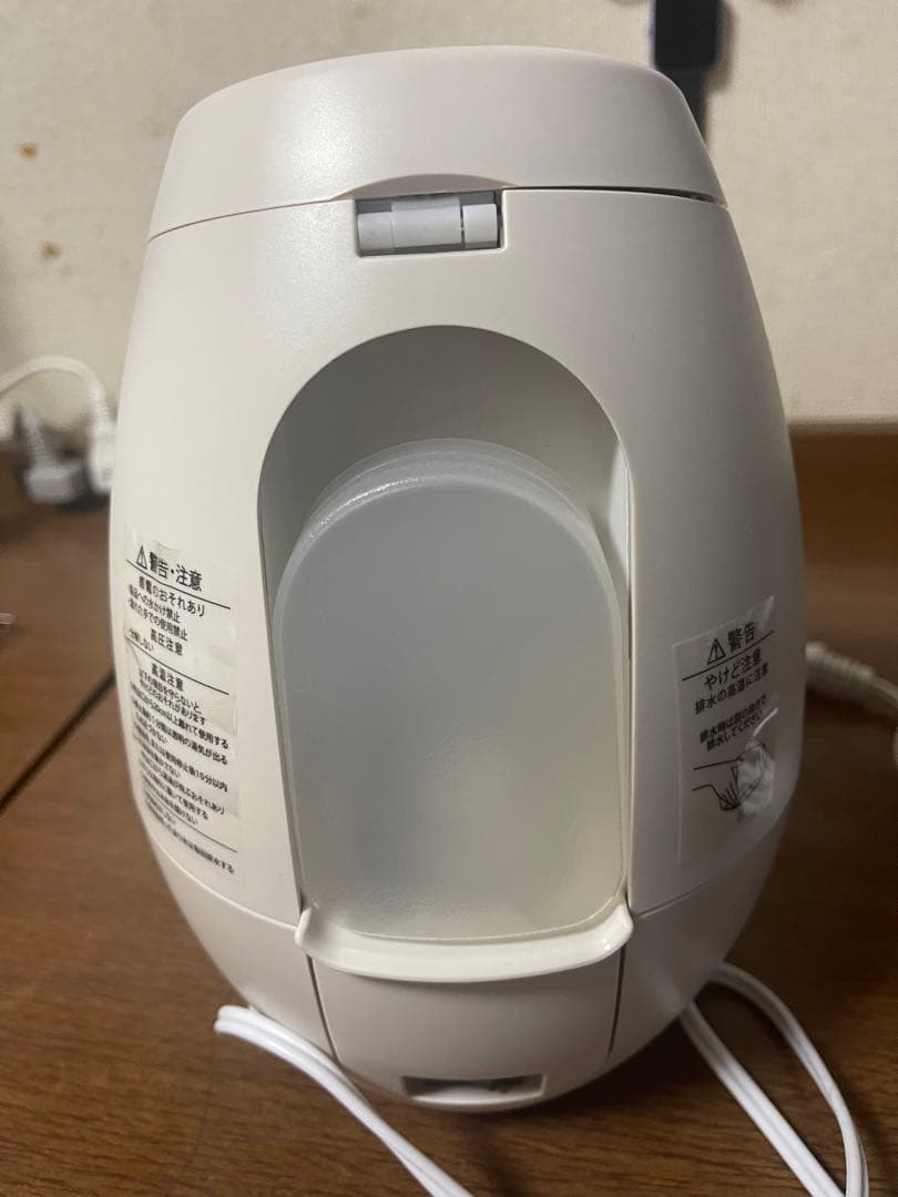 フェイススチーマー ホワイト 卵型デザイン
