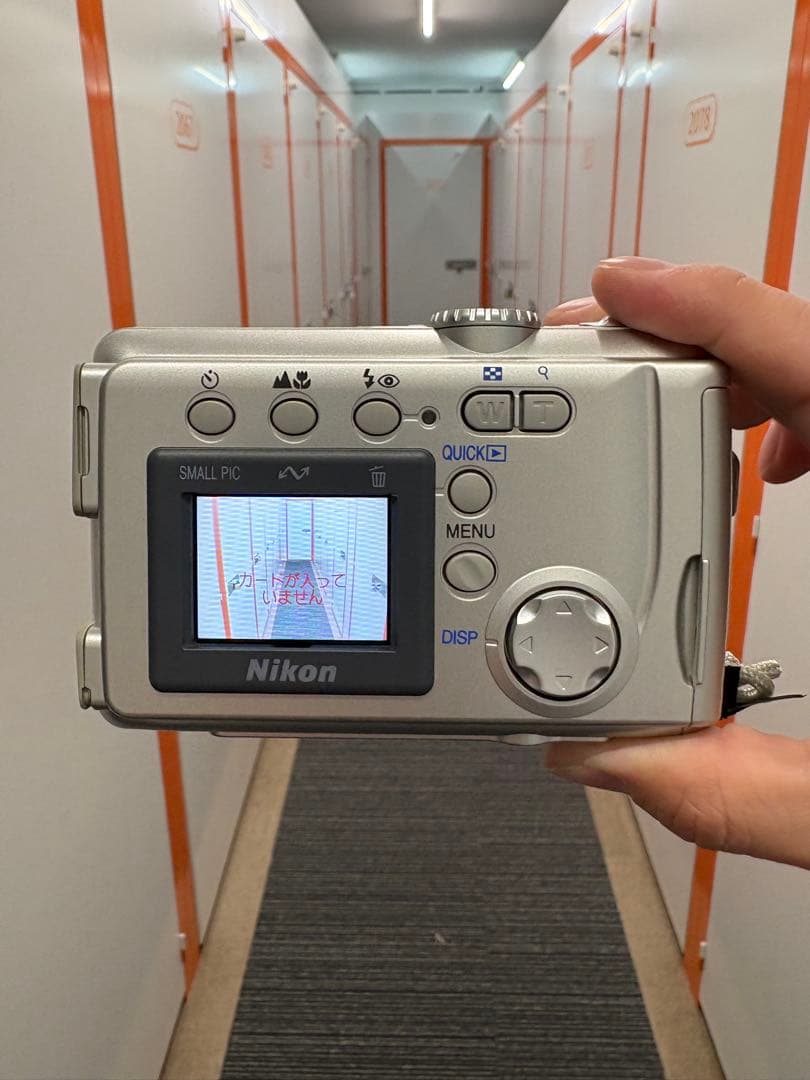 【極上品】Nikon COOLPIX2000コンパクトデジタルカメラ シルバー