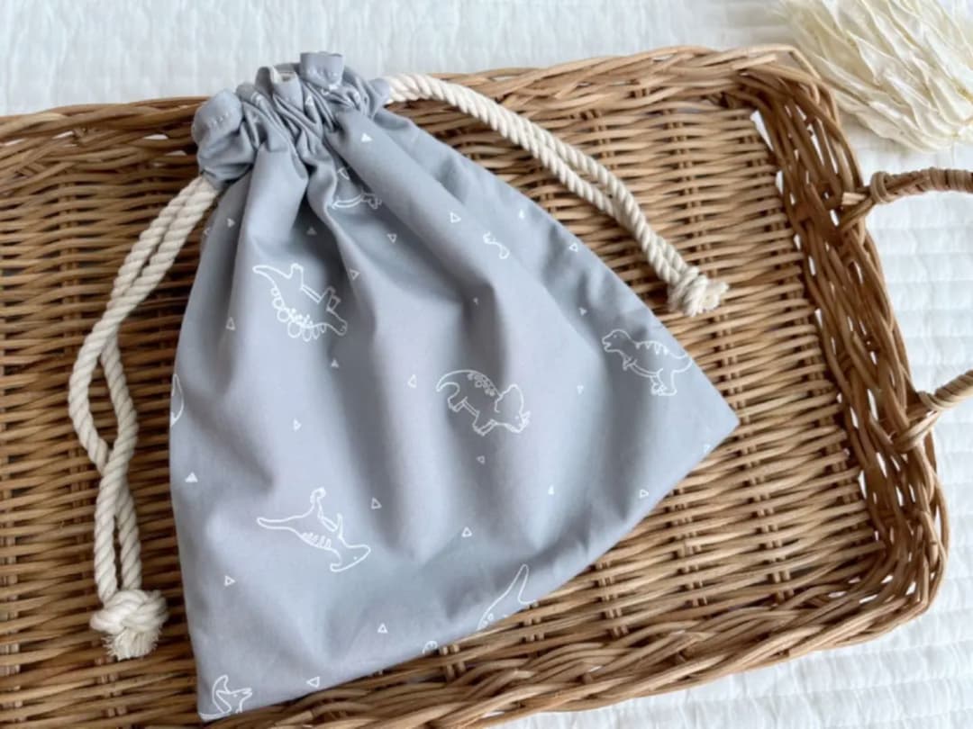 ✳︎ハンドメイド✳︎恐竜柄　グレー　コップ袋　マスク入れなどにも♪