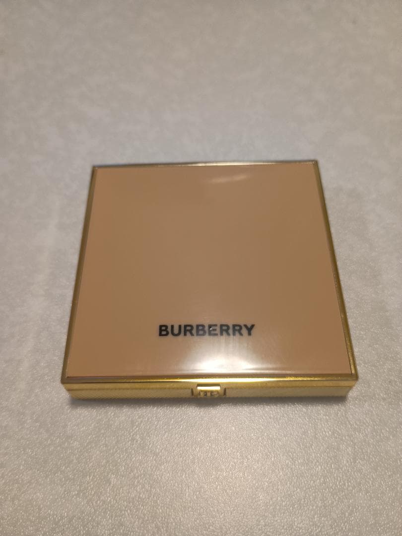Burberry パウダーチーク 11 サンドベージュ