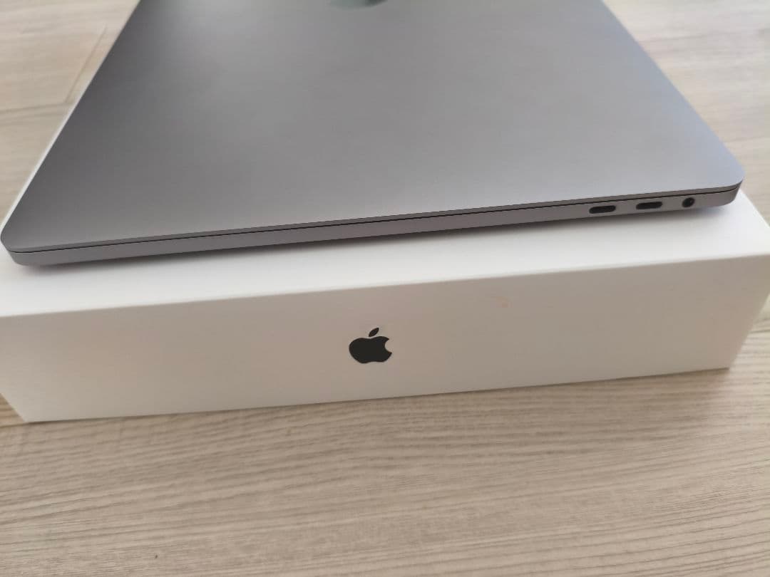 【美品】MacBook Pro 15インチ 16G 512G 2018