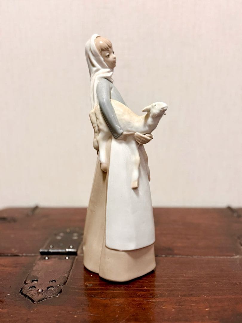 《Lladro》リヤドロ 陶器のフィギュリン ＊羊を抱いた少女　スペイン製