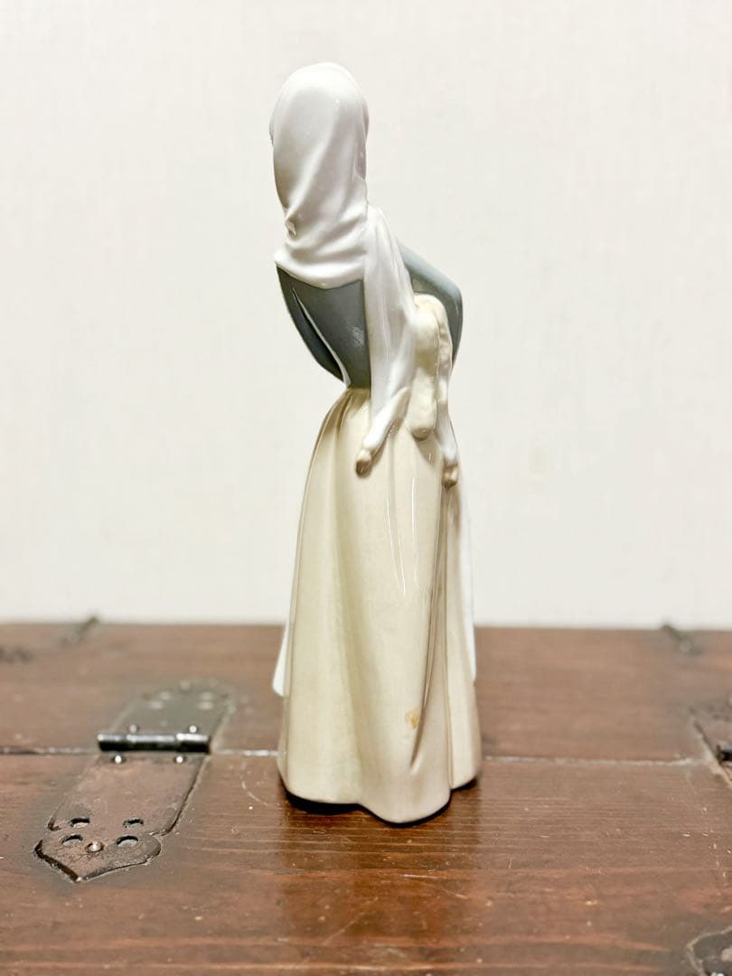 《Lladro》リヤドロ 陶器のフィギュリン ＊羊を抱いた少女　スペイン製