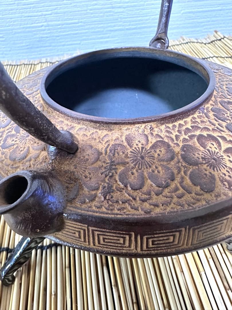 新品、未使用、木箱、栞付　菊池保寿堂造 丸平形　総桜文様　一級品　南部鉄瓶