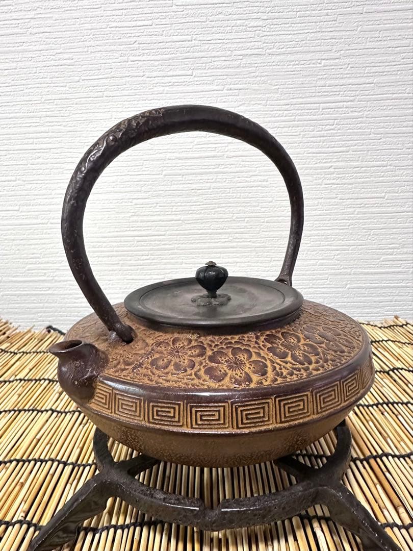 新品、未使用、木箱、栞付　菊池保寿堂造 丸平形　総桜文様　一級品　南部鉄瓶