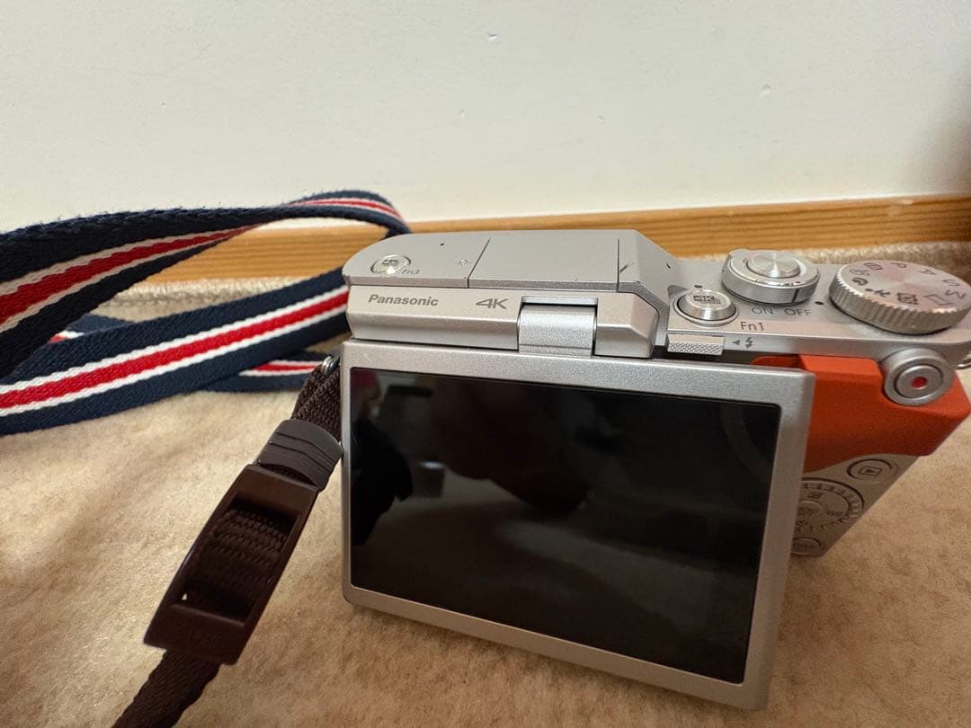 LUMIX オレンジ色カメラ 4K ズームレンズ付き