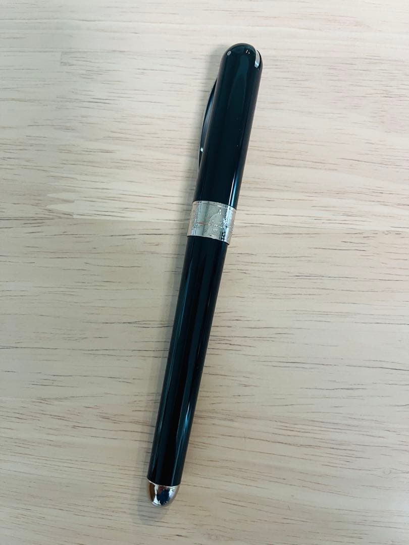 モンブラン黒い万年筆 青いキャップ付き
