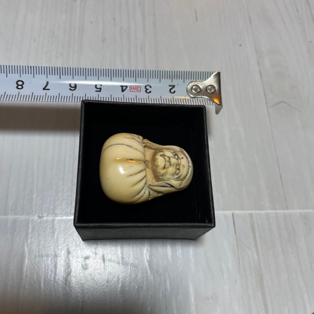 根付 達磨 骨 牙等天然素材。