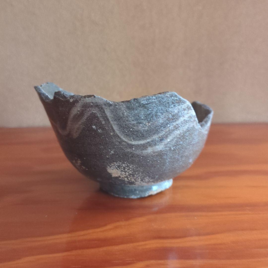 伝統的な陶器のボウル ダークグレー