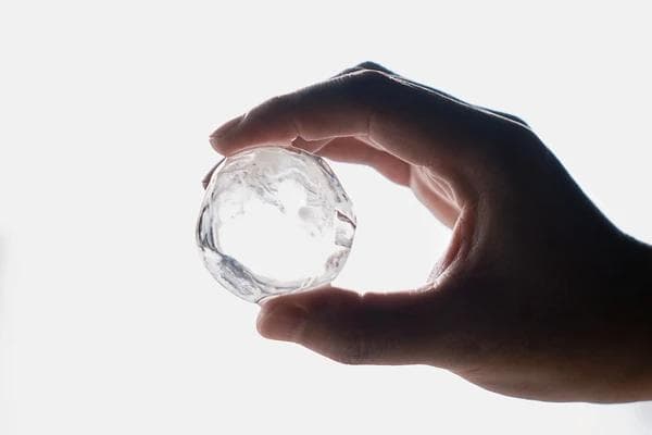 ご自宅で嗜む一杯をワンランク上へ格上げ！丸氷製氷機　ホームバーテンダー