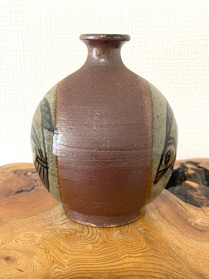 【金城敏男】 金城次郎長男 線彫魚紋花瓶 一輪挿し やちむん 壺屋焼 花入れ