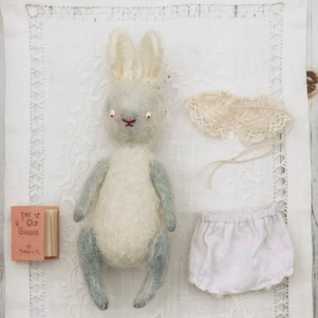本が好きなうさぎさん アーティストベア テディベア 海外作家様 ハンドメイド