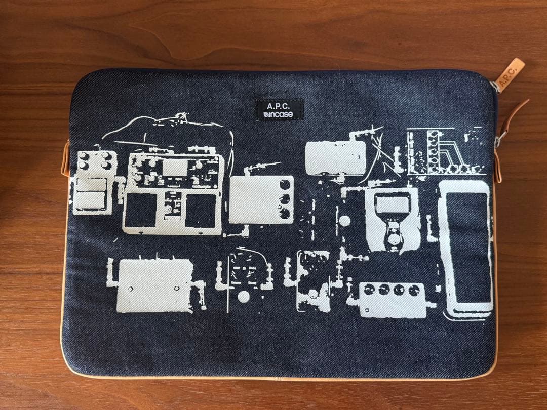 A.P.C. × Incase PCケース