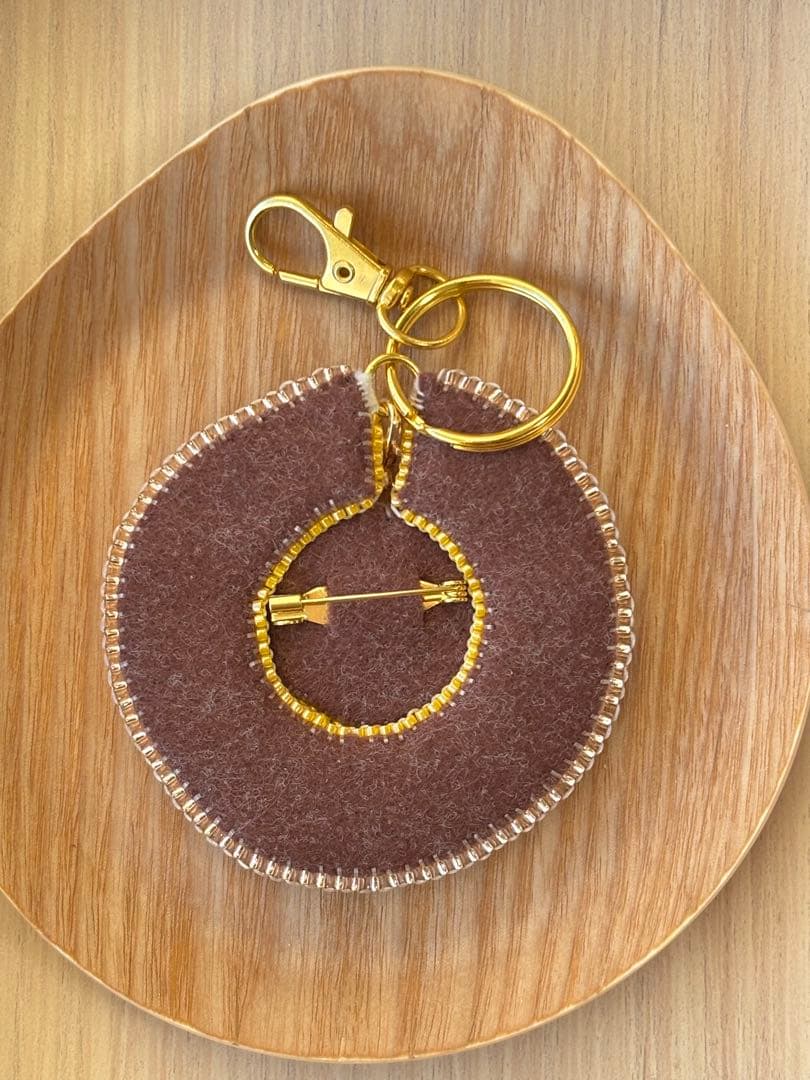パグ　犬　刺繍　ブローチ　チャーム　ポーチ　ハンドメイド