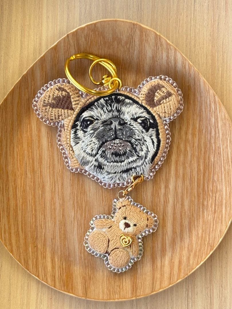 パグ　犬　刺繍　ブローチ　チャーム　ポーチ　ハンドメイド