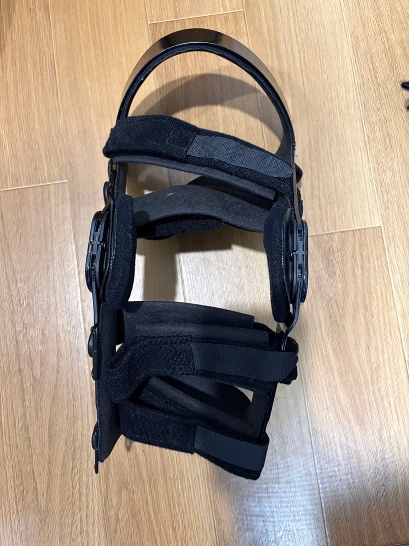 ドンジョイ 左膝·右膝 その他装具2つ